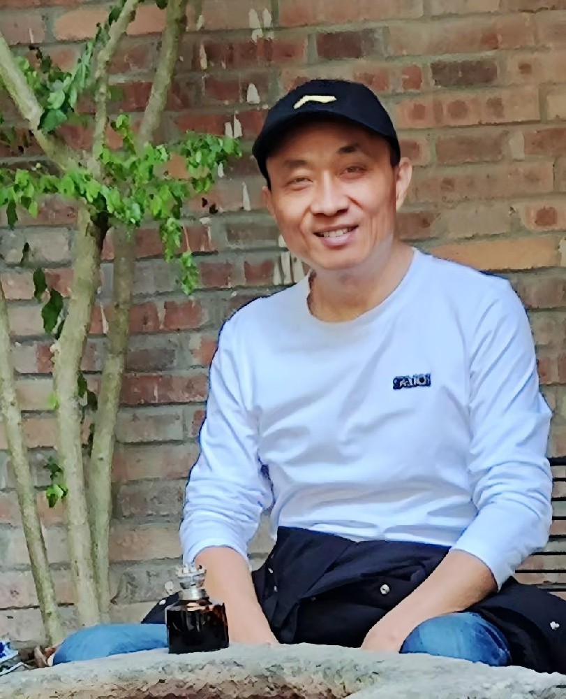 應(yīng)鎮(zhèn)文（國(guó)瓷紅葉畫(huà)院研究員）