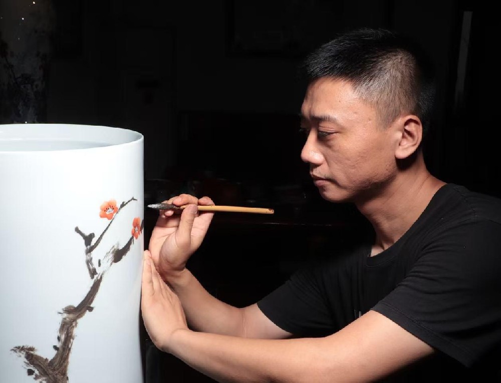 余效龍（國(guó)瓷紅葉畫(huà)院高級(jí)畫(huà)師）